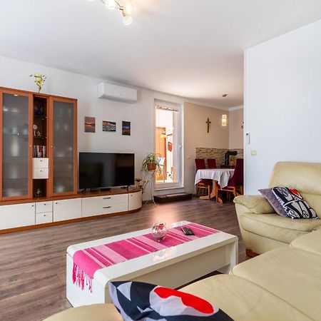Apartman Laura Cres Εξωτερικό φωτογραφία